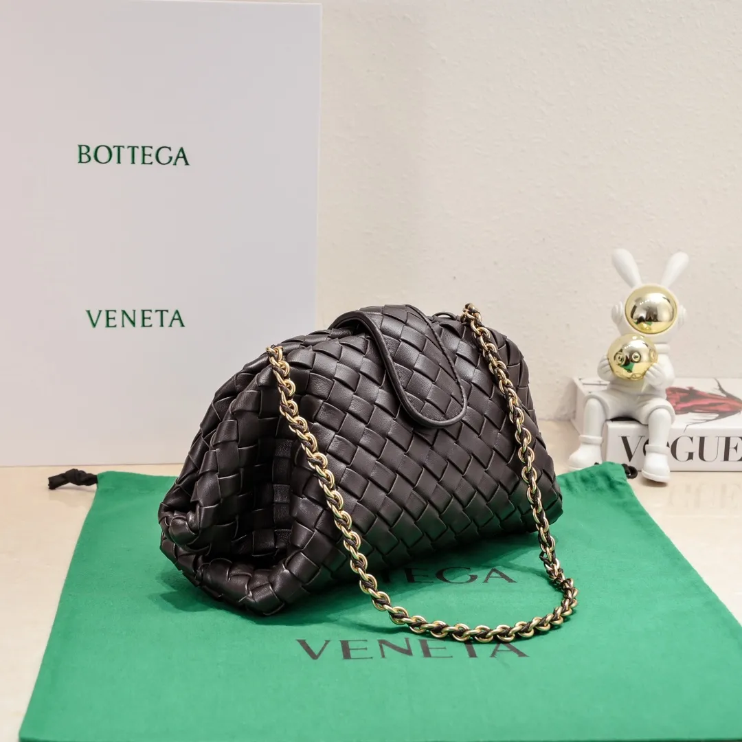 Batch 2260 Bitters Venetia 2024 summer series brings Lauren 1980 handbags back to the public eye. The design of the bag is inspired by ancient Roman architecture. It uses the brand's iconic Intrecciato lambskin woven bag body with a hard frame. No logo can be seen on the whole bag. It is equipped with a leather woven metal chain. When using it as a clutch, just put the chain directly in the bag ~ showing an elegant and timeless style. Decades later, when Lauren Hutton once again walked on the Bottega Venetia spring and summer show with this bag, the charm of the year still remains intact despite the passage of time. Size: 31.5*16.5*11 Style number: 5807#